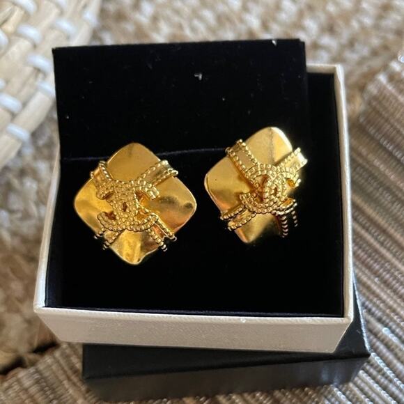 Vintage Authentic Chanel clip on Earrings w/Box - Picture 4 of 12